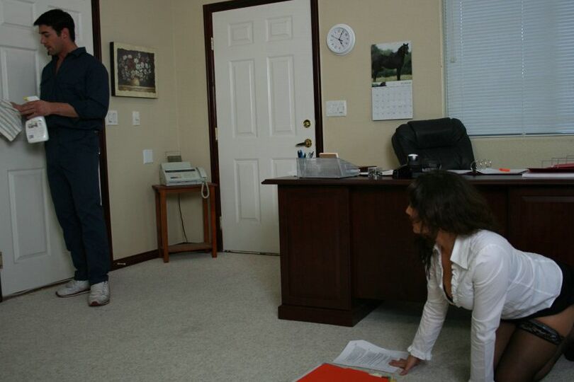16P MILF gata em meias sexy Isabella Manelli transando no escritório