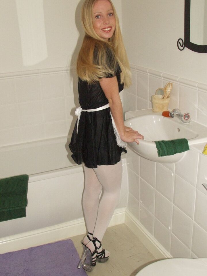 21P La petite bonne Louise déchire ses collants blancs et pose dans la salle de bain
