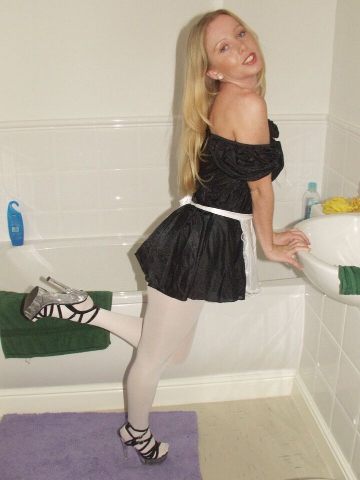 21P La petite bonne Louise déchire ses collants blancs et pose dans la salle de bain