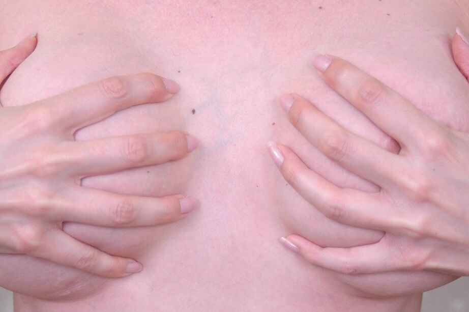 16P MILF blonde aux gros seins montre ses seins en lingerie et sent sa chatte