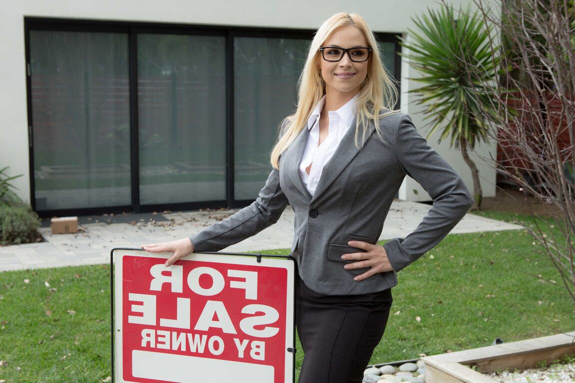 20P American MILF Sarah Vandella tira a roupa para mostrar grandes peitos falsos na cozinha