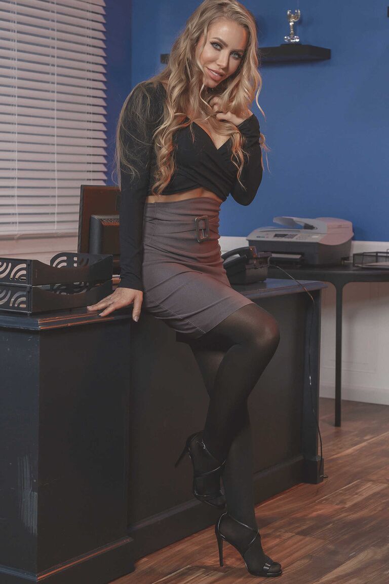 21P A secretária Nicole Aniston mostra seus lindos peitos