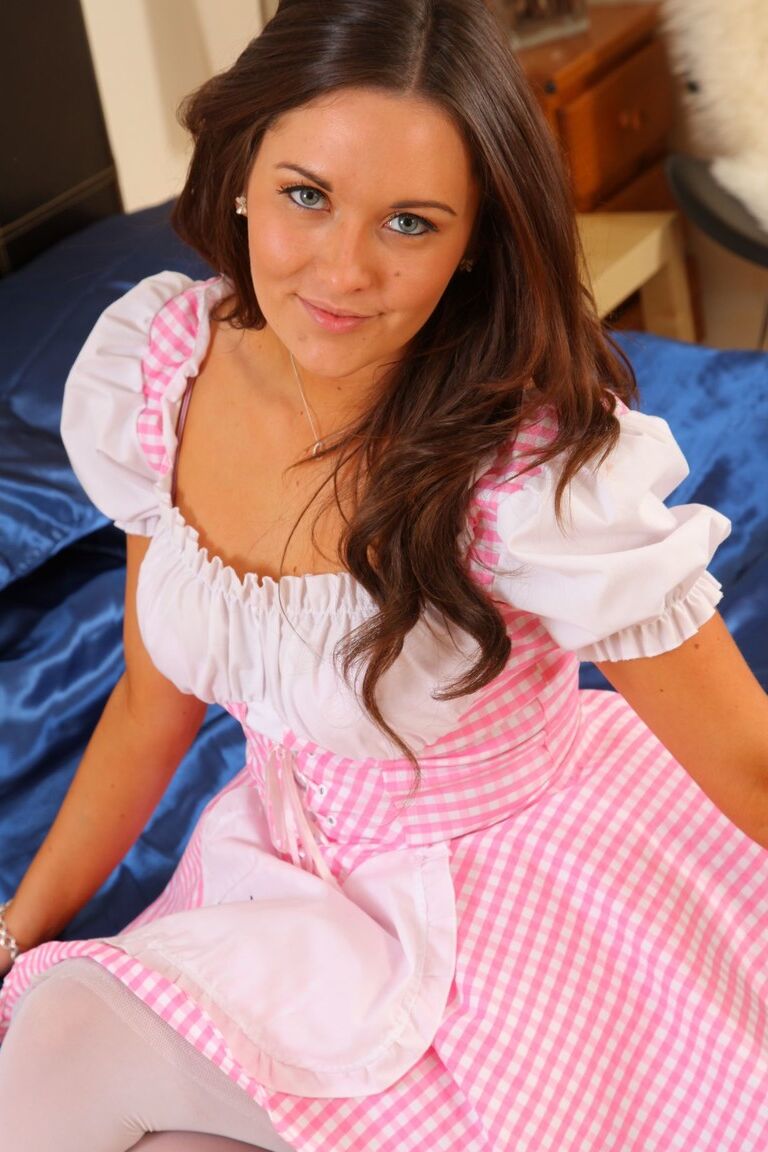 21P La jolie brune Zoe Alexandra montre ses jolis seins dans des collants blancs.