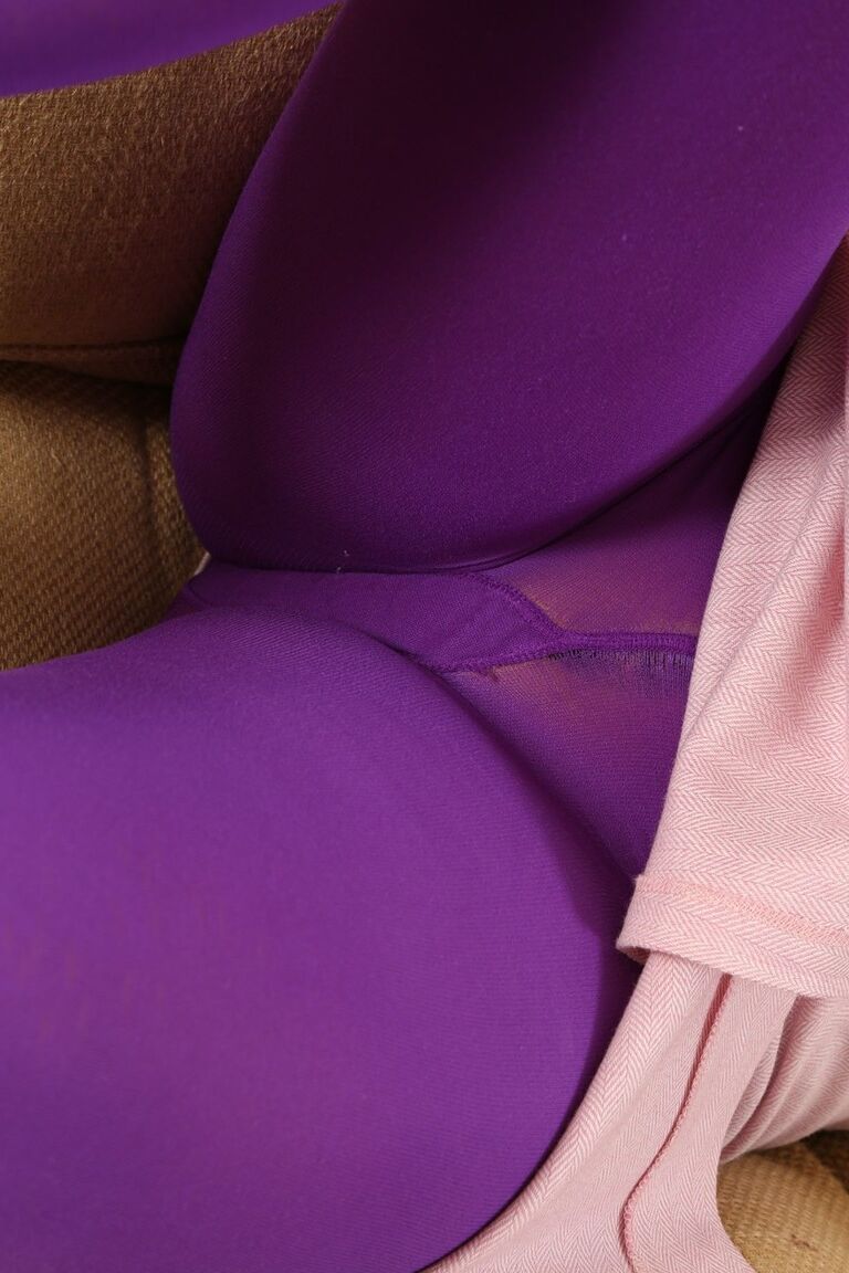 Jenni P, blonde platine 21P, montre son corps et ses jambes en forme dans des collants violets.