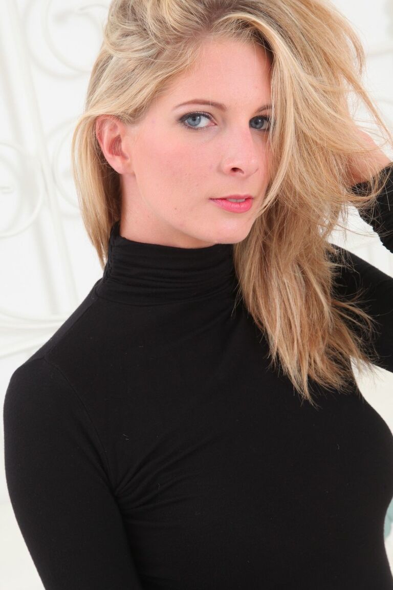 21P Heißes britisches Babe in Strumpfhosen Rebecca Leah zeigt ihre saftigen natürlichen Titten