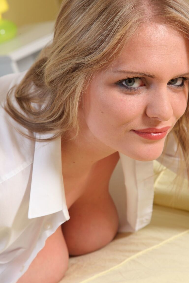 21P Charley G, une MILF aux seins géants et aux seins géants, se déshabille et porte des chaussettes blanches.