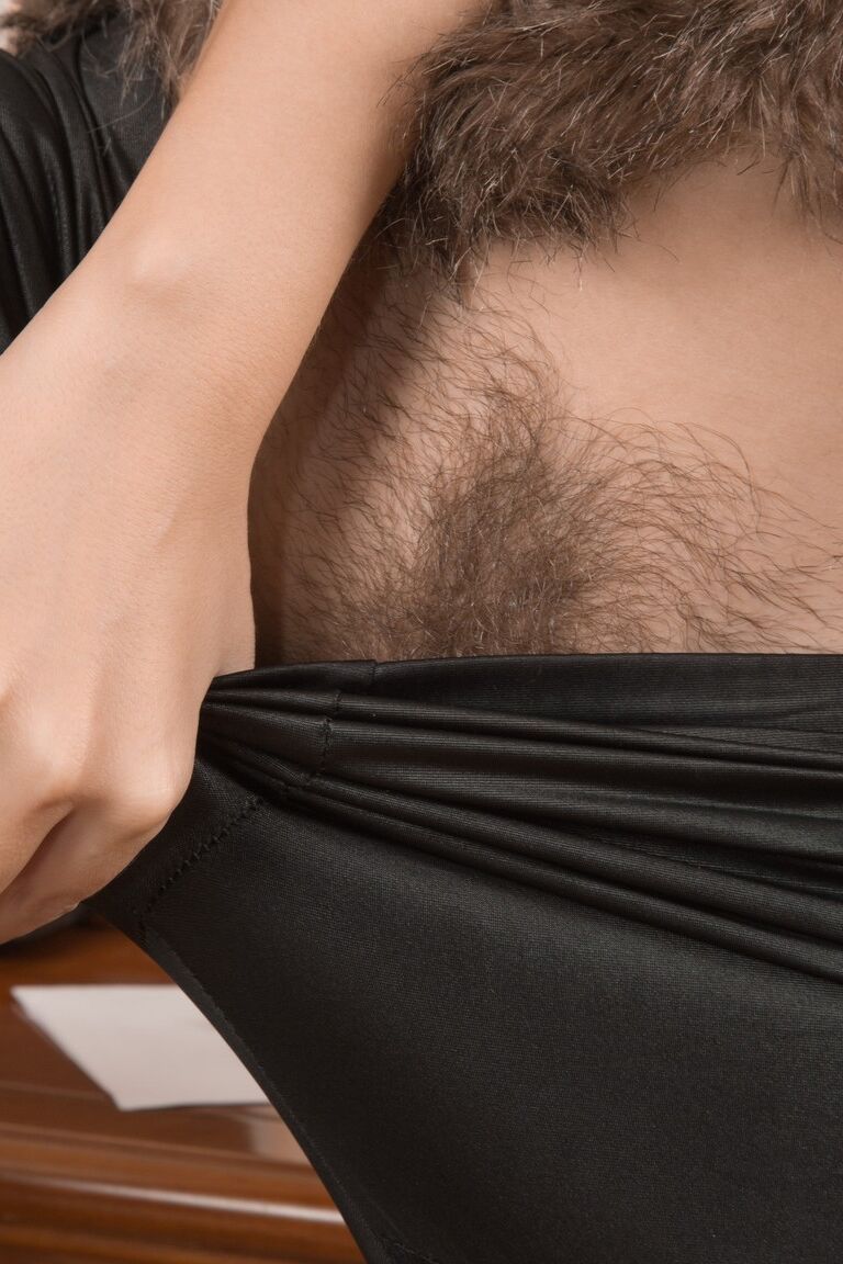 21P La zorra amateur Melody muestra su atractivo coño peludo en un striptease casero