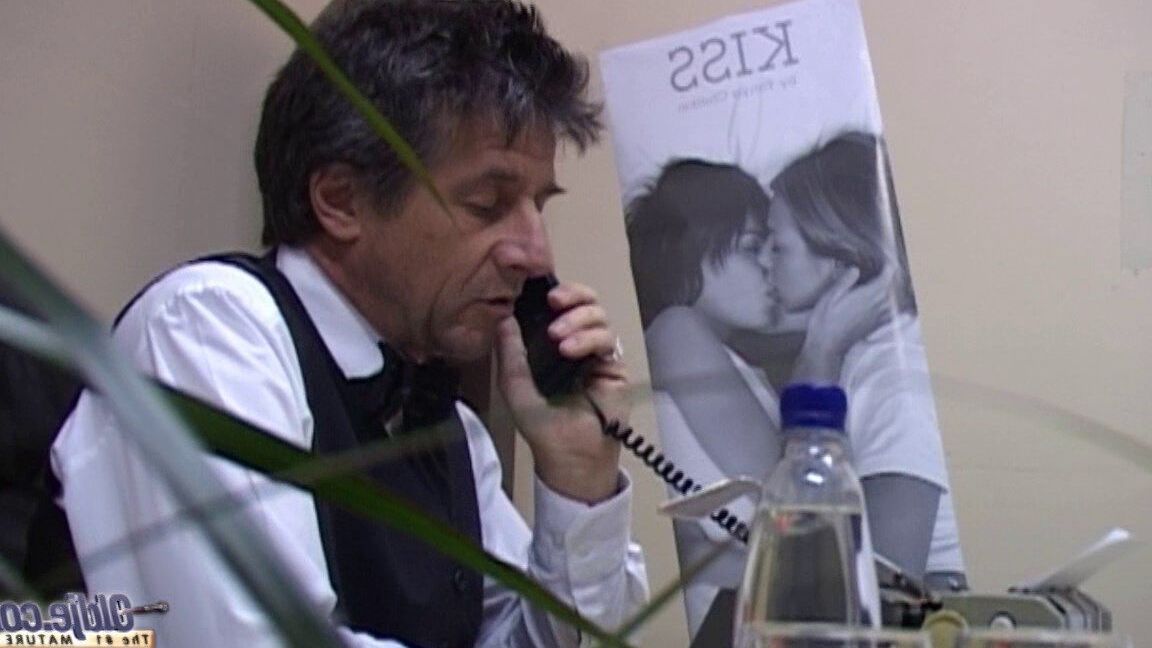 16P A secretária gostosa Jenny dando a sua colega de trabalho de meia idade um BJ desleixado no trabalho