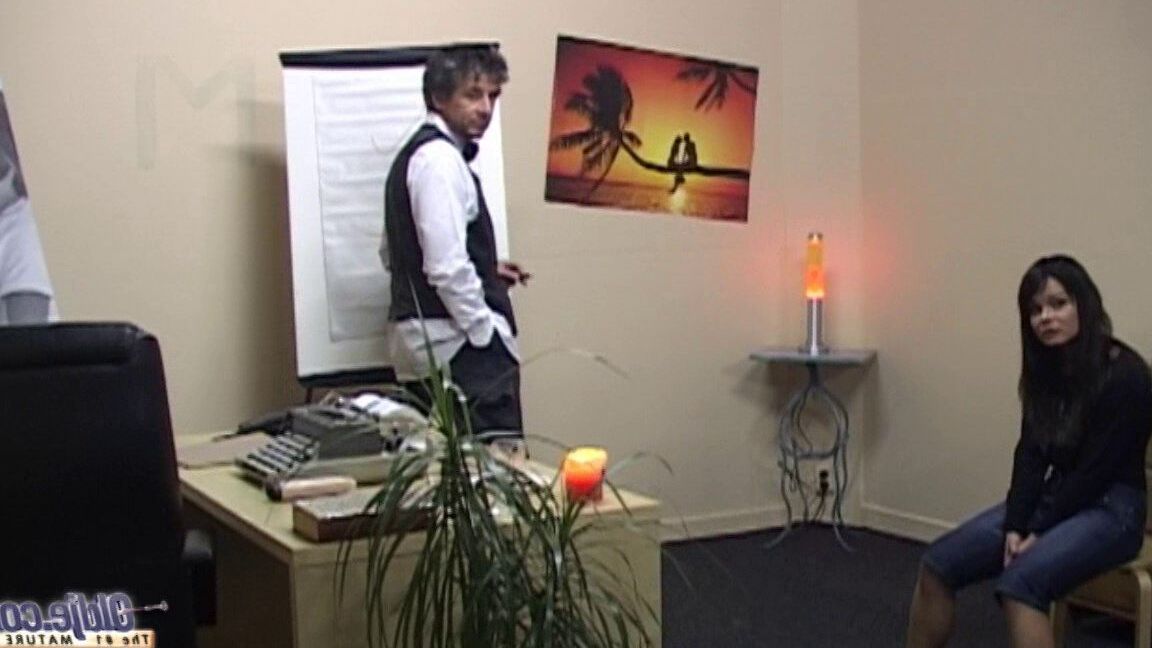 16P A secretária gostosa Jenny dando a sua colega de trabalho de meia idade um BJ desleixado no trabalho