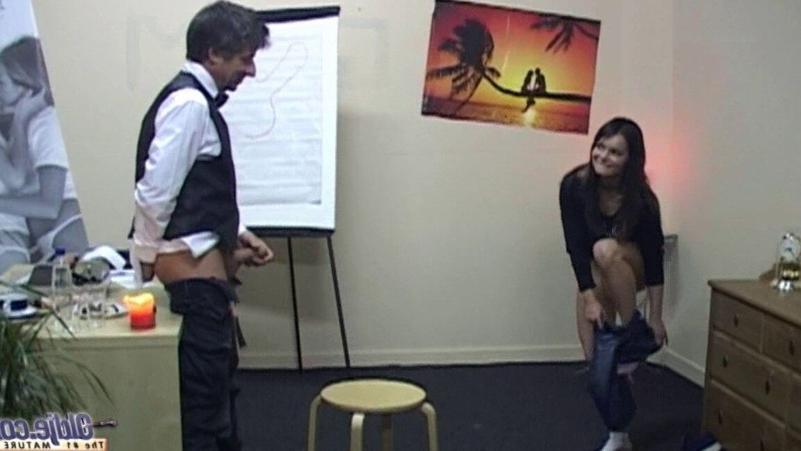 16P A secretária gostosa Jenny dando a sua colega de trabalho de meia idade um BJ desleixado no trabalho