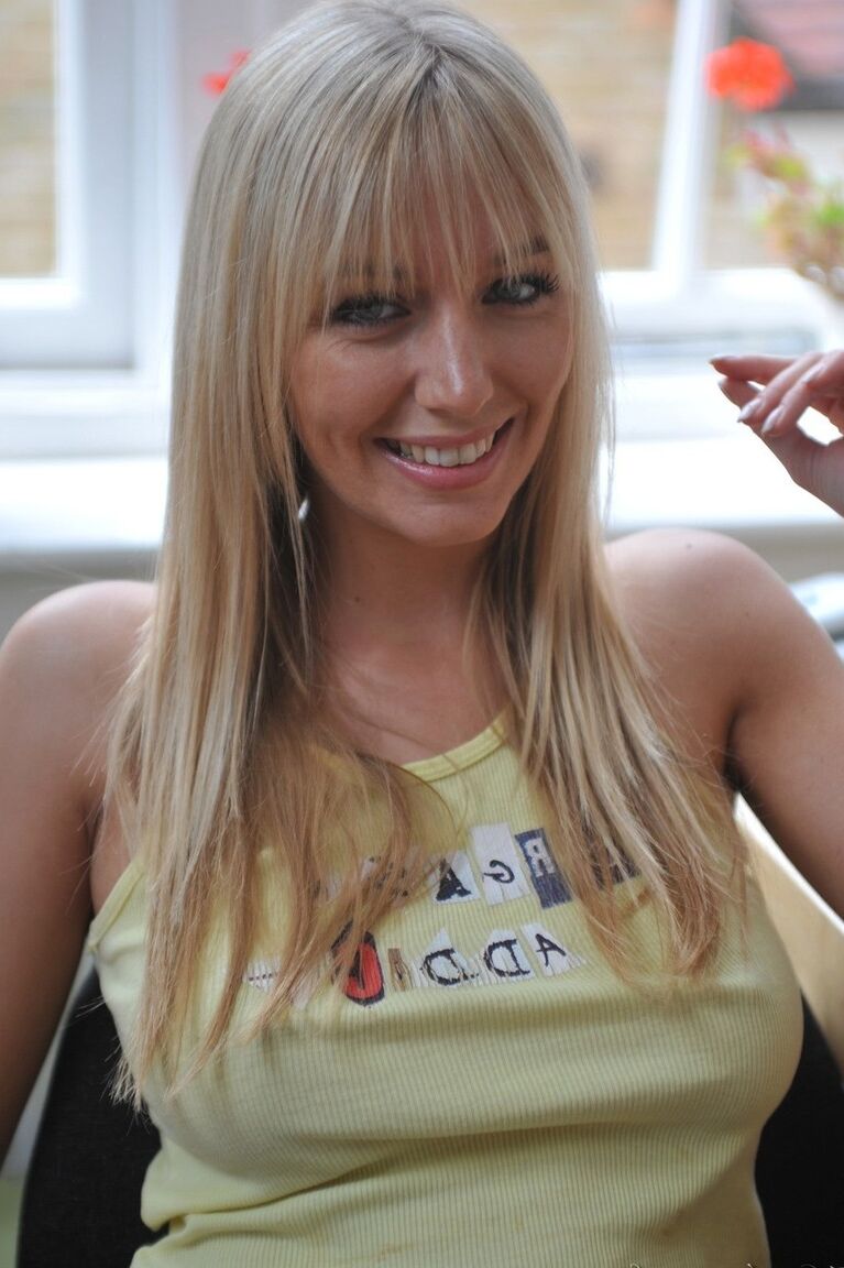 12P Come and chat to me on my fourm Here's me working on my site Got a bit excited