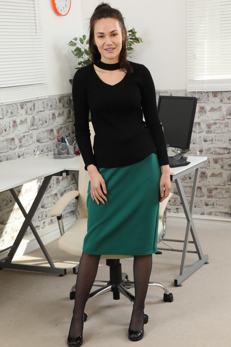 Only Secretaries の 16P デイジー ローズ、ハイヒールと薄手の黒のスカート