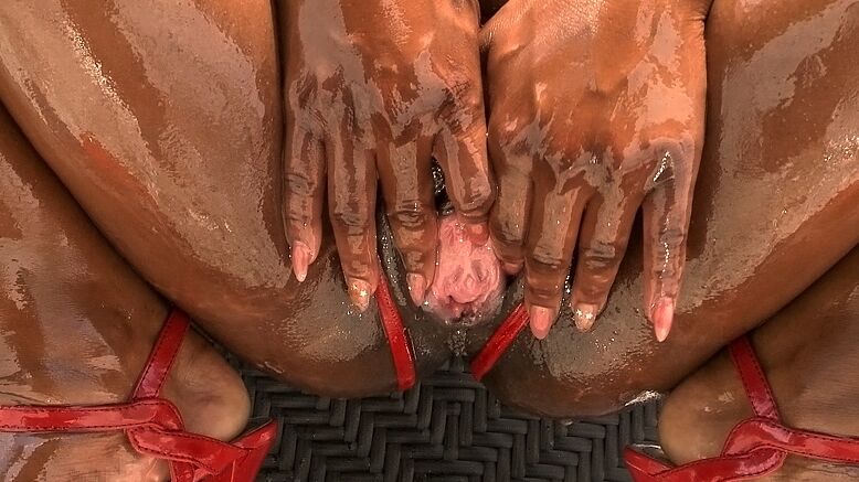 14P 黒人ソロモデルのレスリーがパティオで大きなおっぱいと戦利品にオイルを塗る