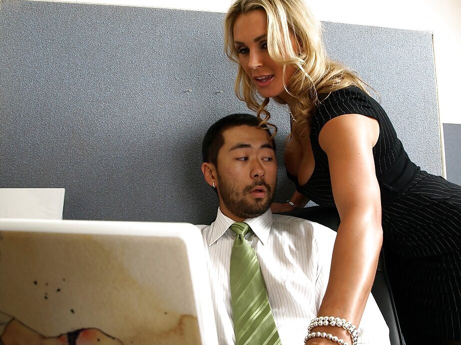 16P MILF com peitos enormes Tanya Tate está fodendo um grande galo no escritório