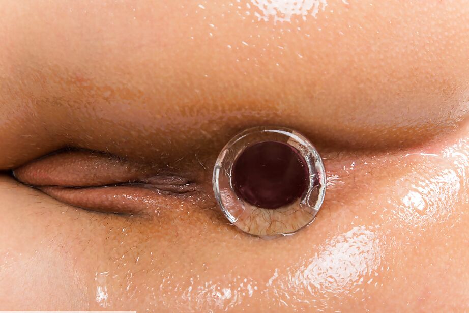 La star du porno 16P Abella Danger huile son gros butin avant d'insérer un plug anal dans l'anus.