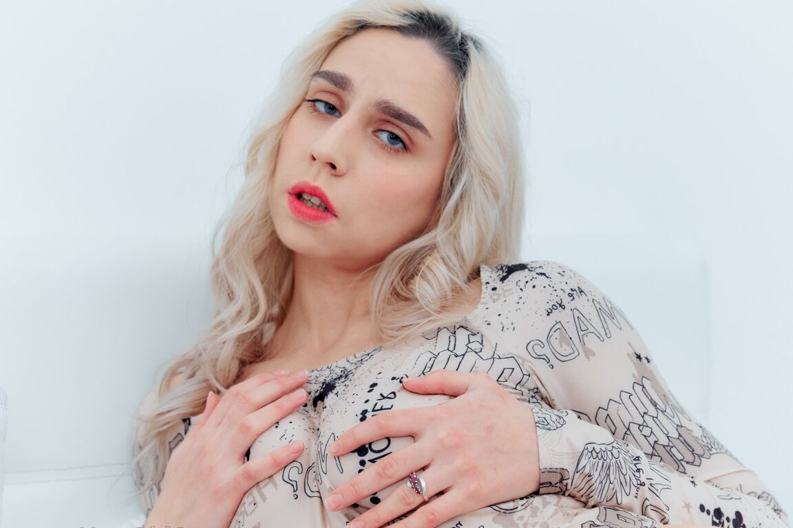 16P Jovem loira platinada tem relação sexual com um velho