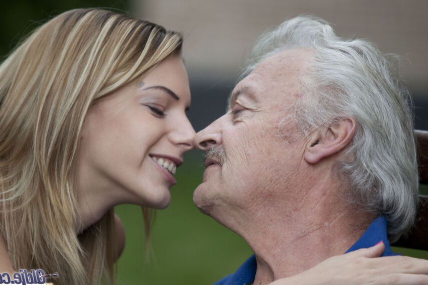 16P Une adolescente blonde a des relations sexuelles avec son sugar daddy dans le jardin