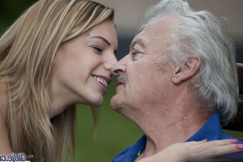 16P Une adolescente blonde a des relations sexuelles avec son sugar daddy dans le jardin