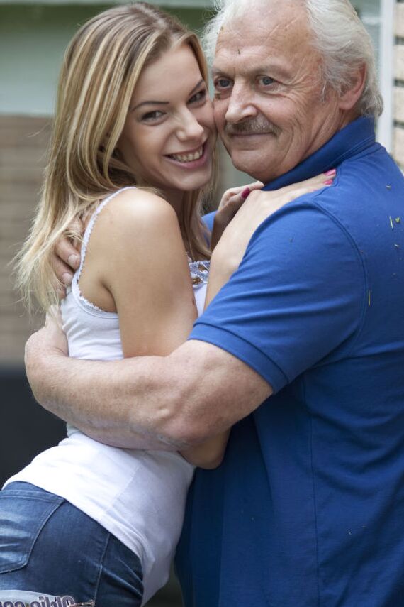 16P Une adolescente blonde a des relations sexuelles avec son sugar daddy dans le jardin