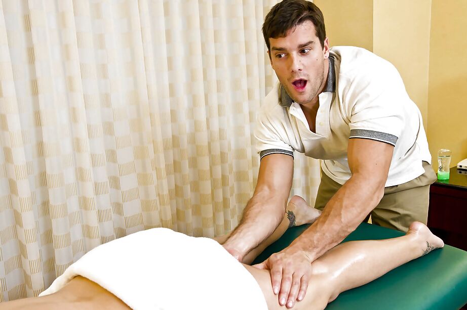 16P Claire Dames está relaxando em uma incrível sessão de massagem com seu massagista