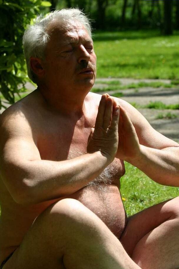 21P A doce loira Hunnay expõe seus peitos e monta o dong de um avô de cabelos grisalhos