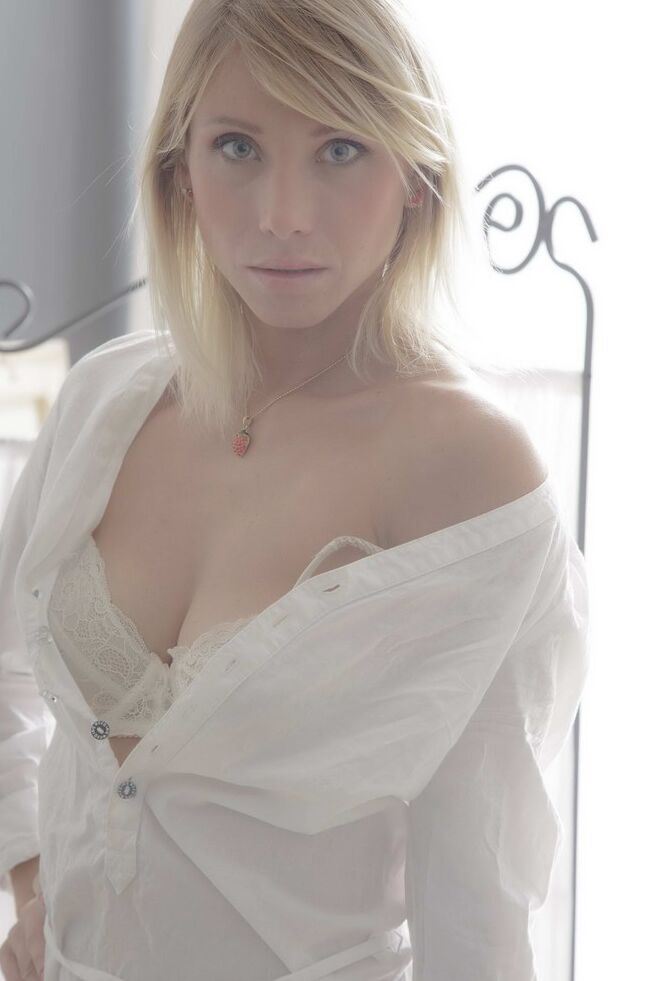 16P La joven rubia natural Norma es engañada por su masajista para tener sexo