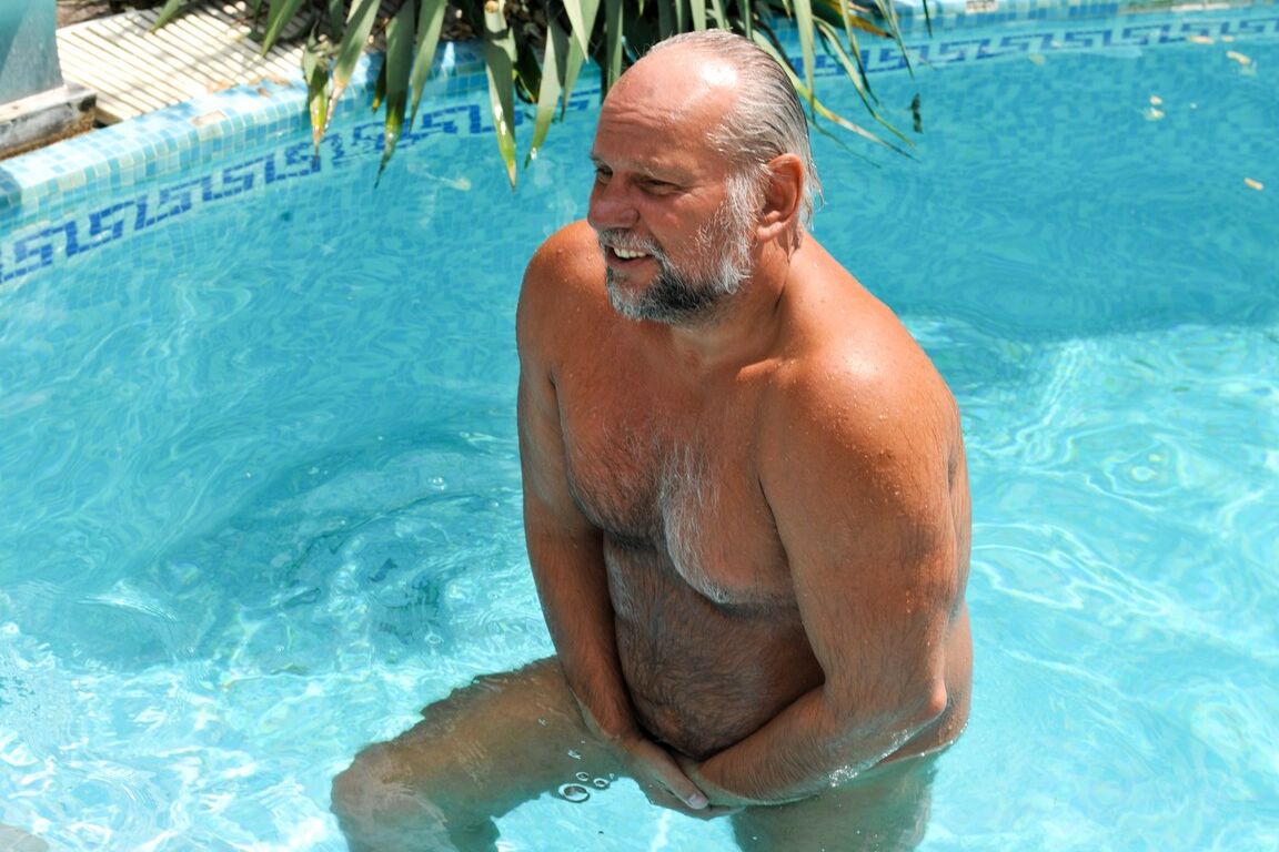 15P A jovem morena Vivien Bell leva uma gozada externa de seu velho sugar daddy