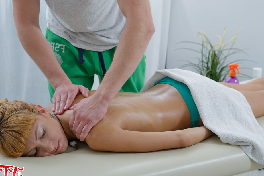 20P Junge Rothaarige wird während einer Massage von ihrem Massageassistenten gefickt