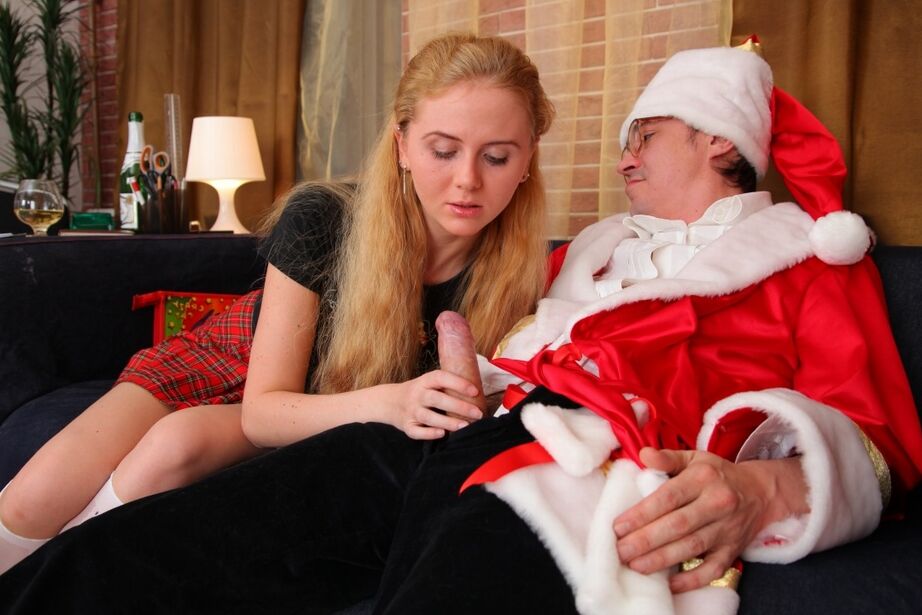16P A jovem estudante Galia faz sexo com o professor enquanto ele veste uma fantasia de Papai Noel