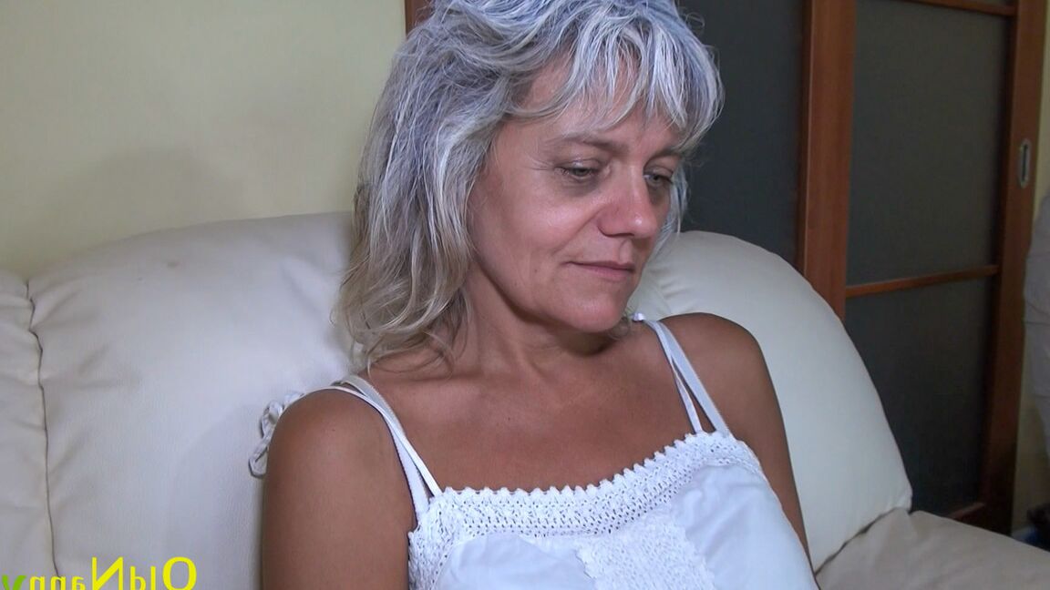 21P Vovó Ulma e a adolescente Diana comem e brincam com os pedaços aparados uma da outra
