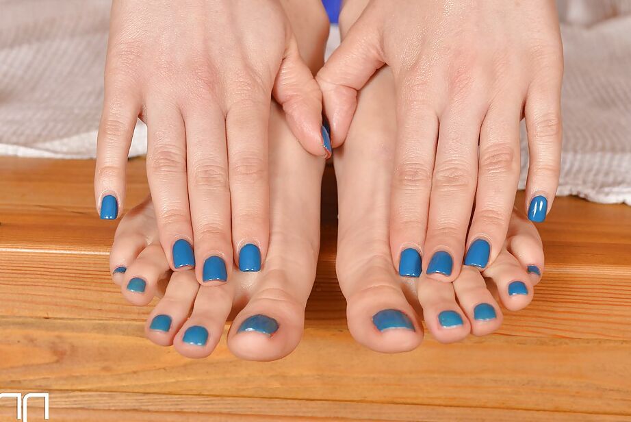 16P A garota oleada Aleska Diamond adora fetiche por pés em seu novo biquíni azul