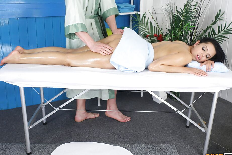 16P Nach einer heißen Massage bekam Kira einen harten Schlag in die Muschi