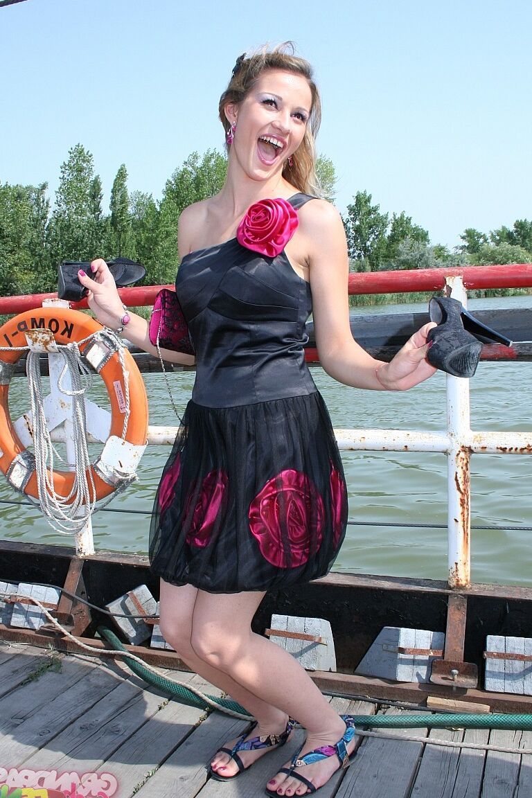 17P La renarde serbe Cherry Kiss donne un rimjob au vieux capitaine Eddie et chevauche sa bite