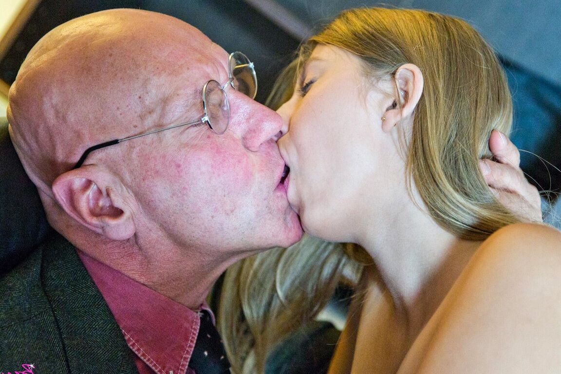 17P A loira excitada Daisy Cake tem sua boceta penetrada por um homem velho