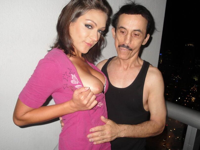 13P A adolescente selvagem Roxy Love descobre a bunda sexy para o velho foder e gozar no rosto