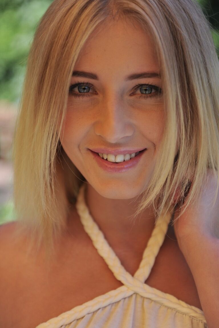 17P La jeune blonde Aria Logan se déshabille dans son jardin et montre sa chatte