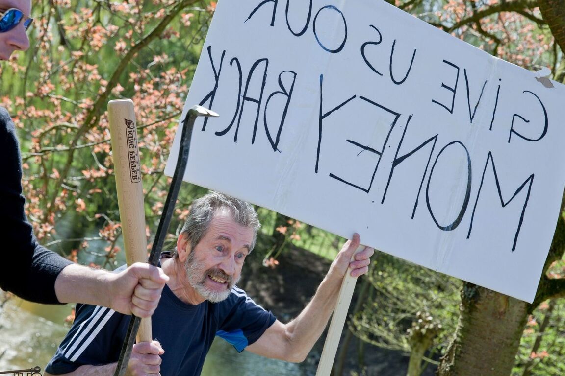 17P O velho codger oferece uma jovem esposa loira para um gangbang violento ao ar livre para pagar dívidas