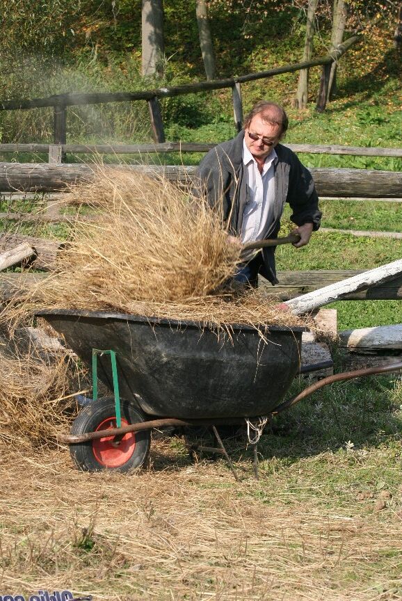 17P Pareja cachonda hace una pausa en su trabajo agrícola para un polvo rápido en medio de heno suelto