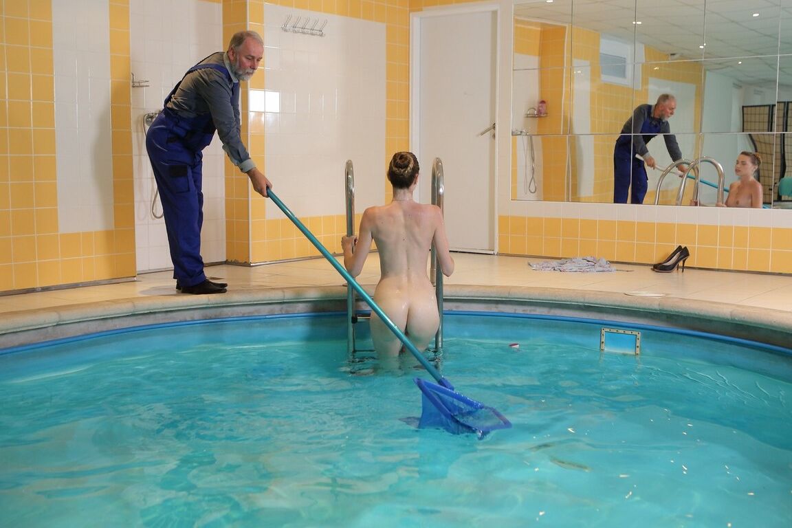 16P La adolescente blanca Ilona C lleva el pelo recogido durante el sexo con el viejo limpiador de piscinas