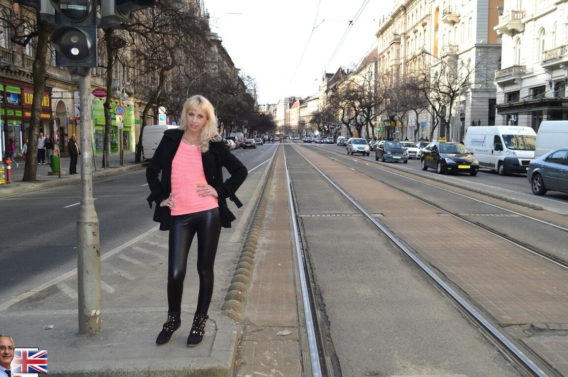 21P Alexa Wild, une écolière européenne blonde, dévoile ses fesses chaudes.