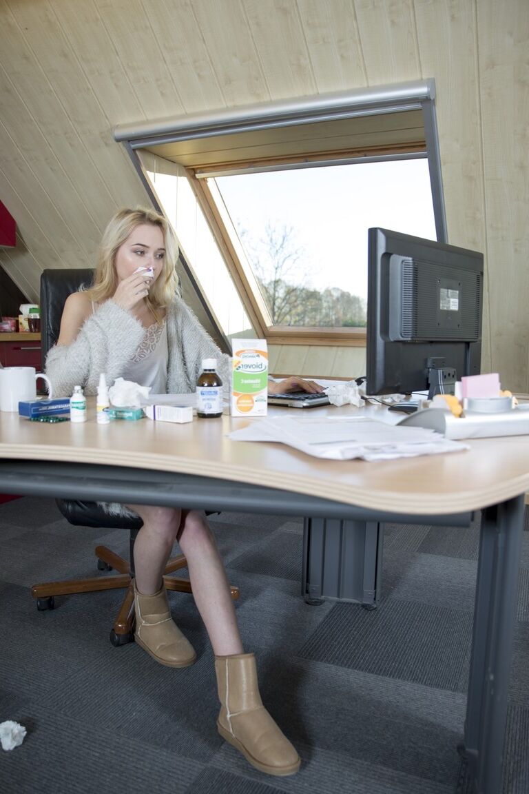 17P Junges blondes Mädchen beglückt ihren älteren Vermieter für kostenlose Miete in ihrer Wohnung