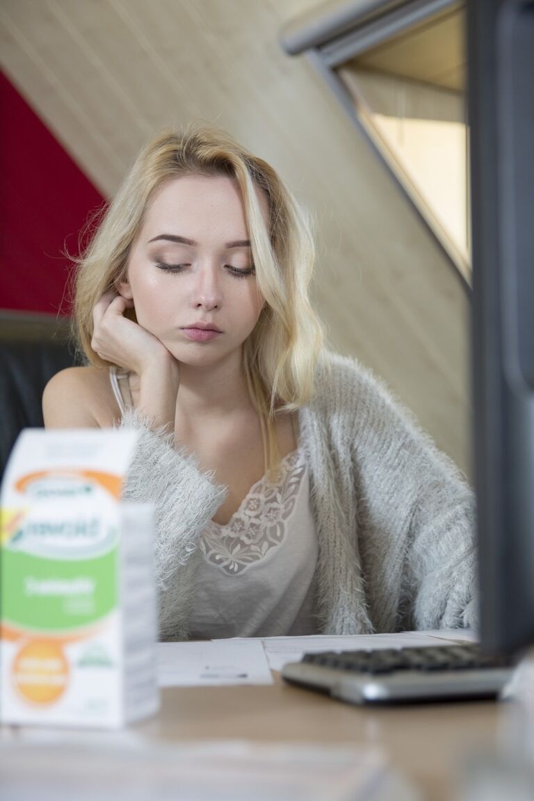 17P Junges blondes Mädchen beglückt ihren älteren Vermieter für kostenlose Miete in ihrer Wohnung