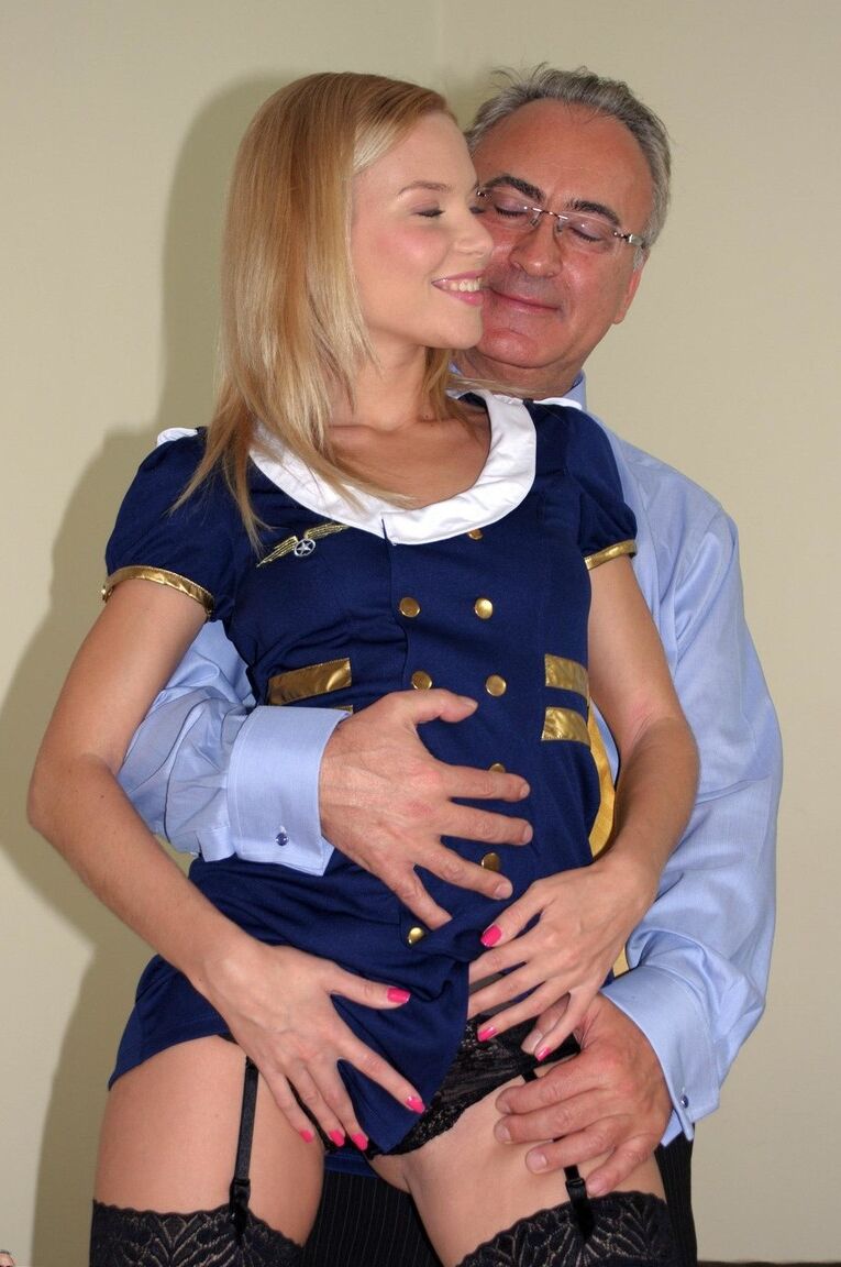 18P Une jolie blonde en bas branle la bite du vieil homme