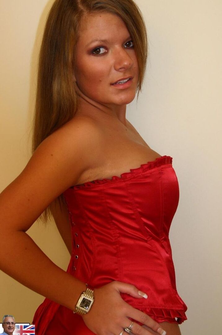 17P Curvy Nicole en lingerie de satin rouge révèle ses gros seins