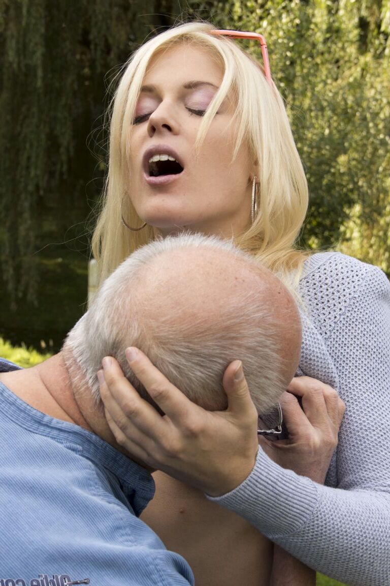 21P La sexy rubia Sweet Cat seduce a un viejo abuelo y monta su polla al aire libre