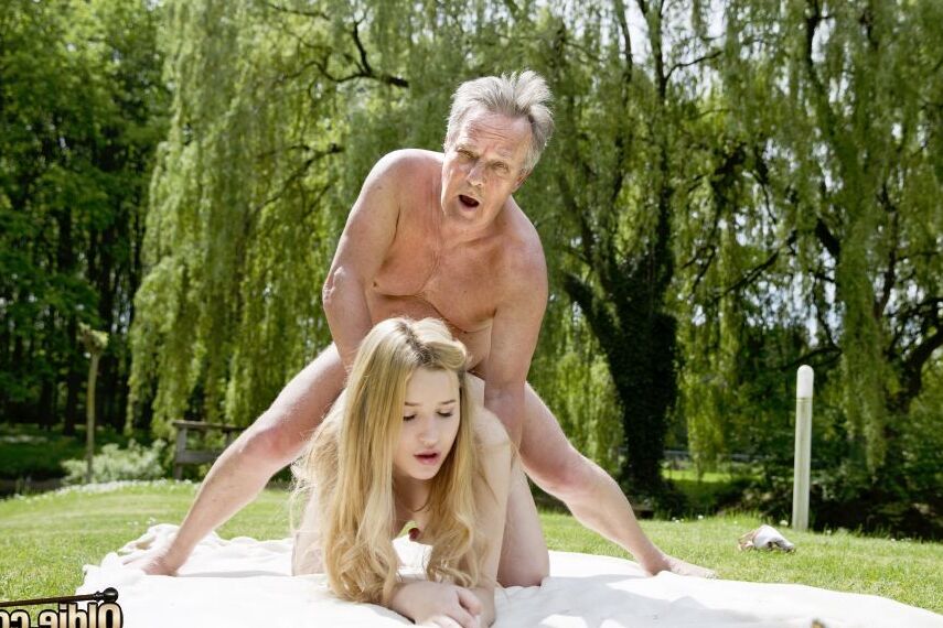 16P La dulce y joven rubia Cherry Bright follada por la polla de un viejo en el parque