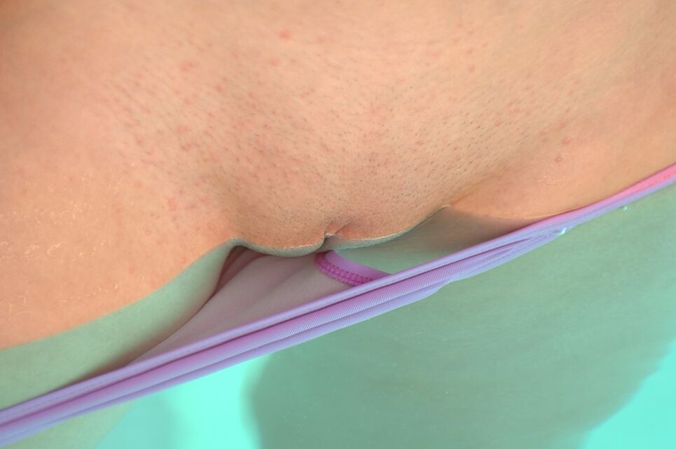 21P Doce loira com peitos pequenos Summer mostra sua vulva e faz poses