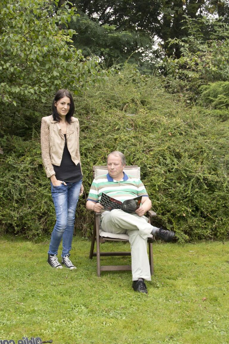 18P Die junge ungarische Brünette Meg Magic verführt einen alten Mann zum Ficken im grünen Park