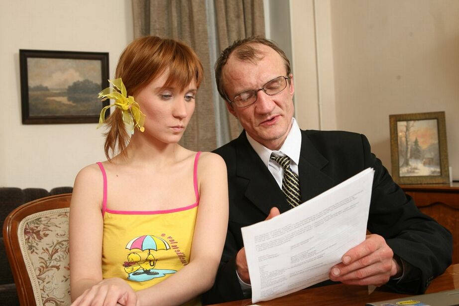16P La jeune rousse Tonya se fait piéger pour avoir des relations sexuelles avec son ancien professeur