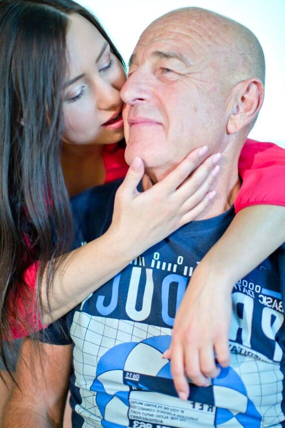 16P L'adorable adolescente Taylor Sands suce et baise son très vieux Sugar Daddy
